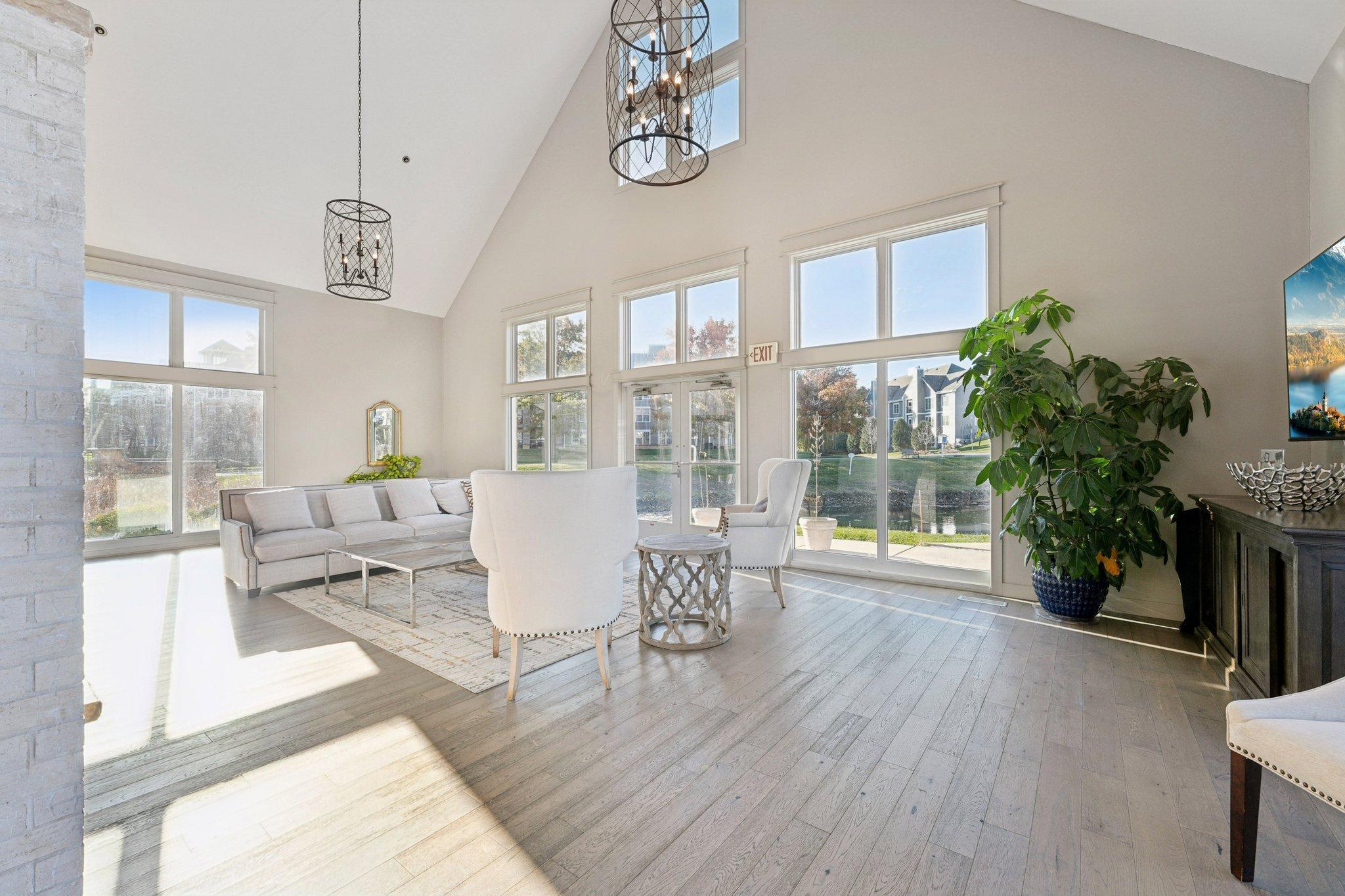 2-web-or-mls-Chasewood Pkwy-1311-902.jpg