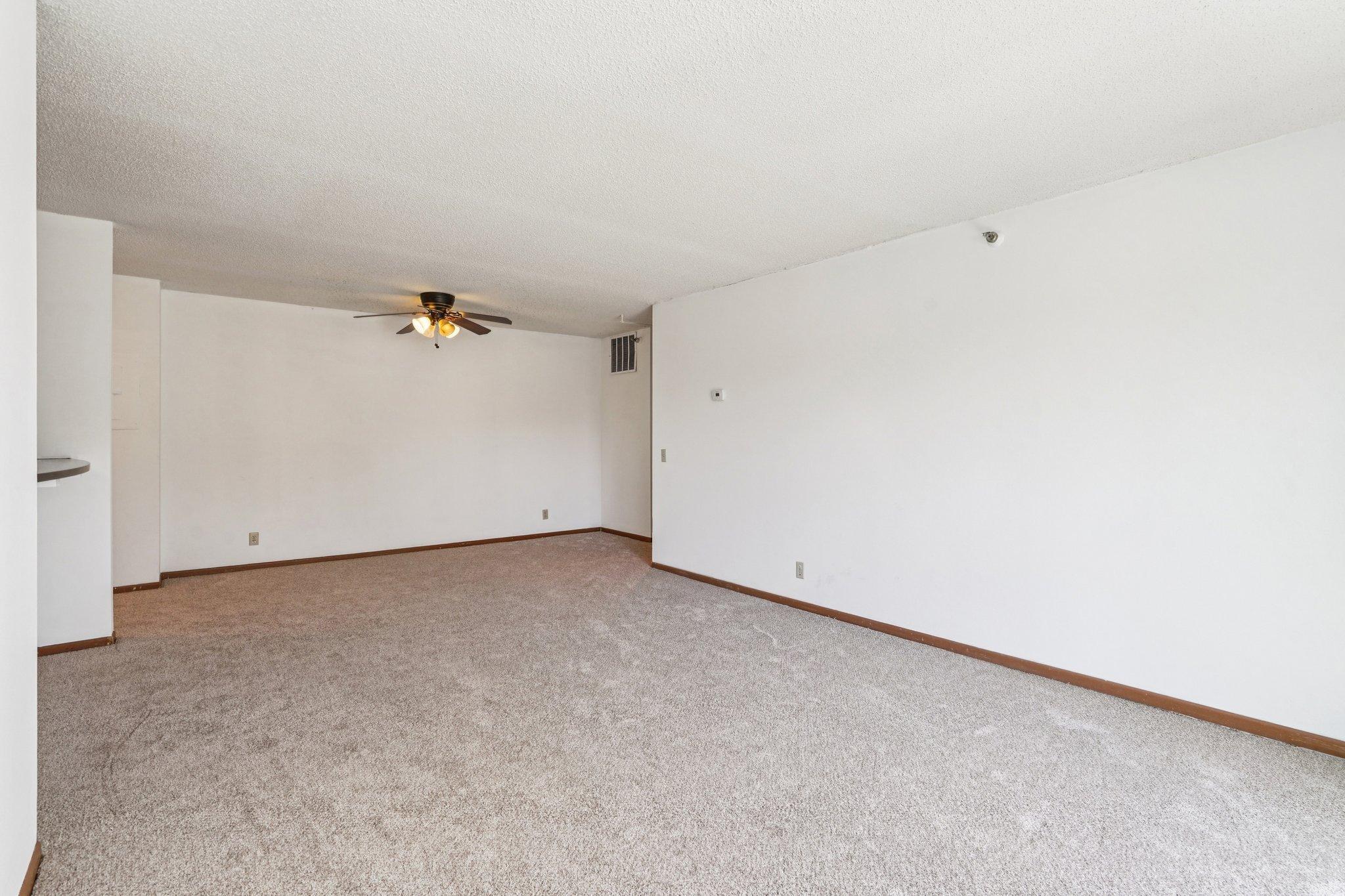 6-web-or-mls-Chasewood Pkwy unit 202-S1004-006.jpg