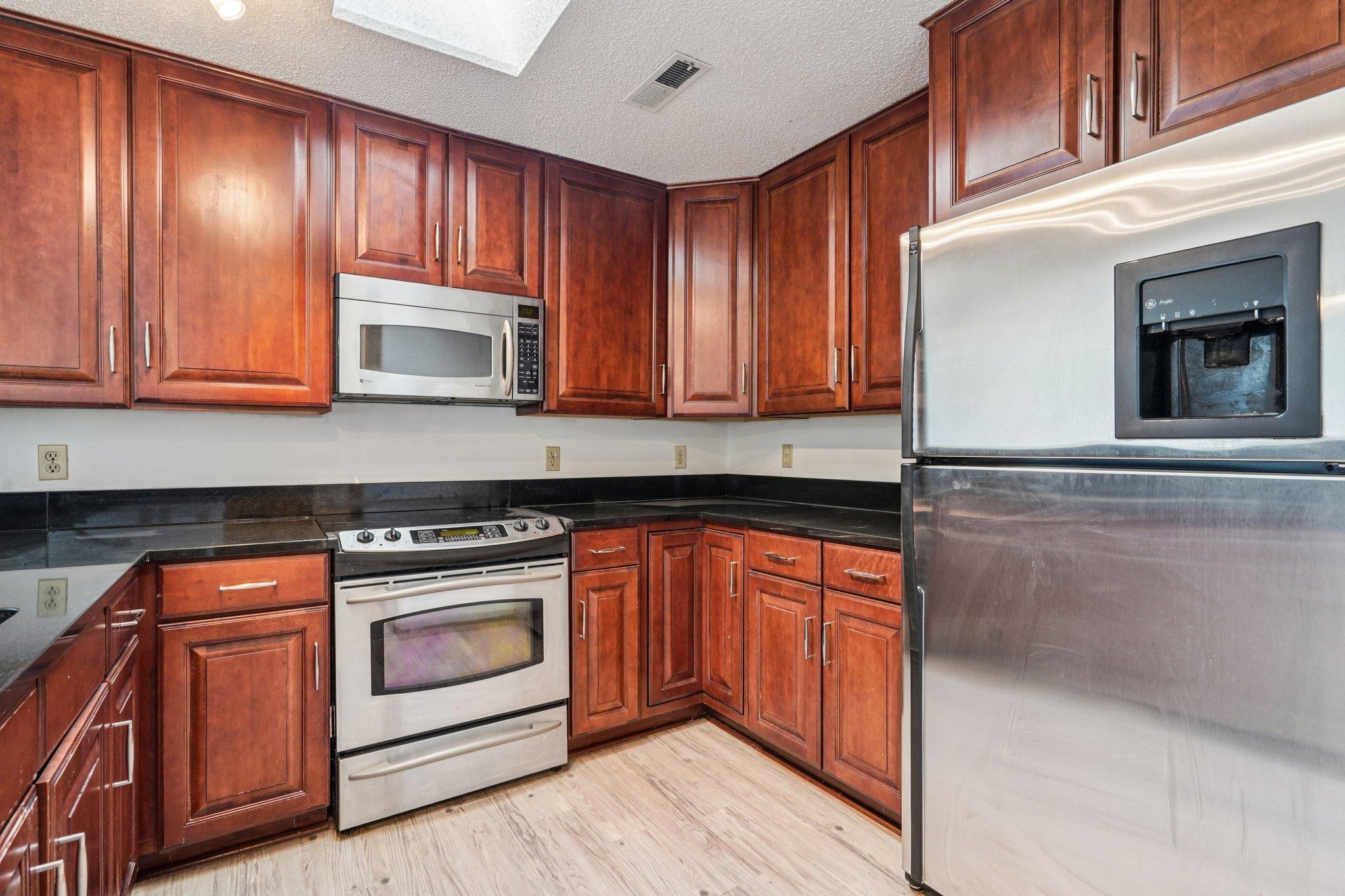 7-web-or-mls-Chasewood Pkwy unit 202-S1004-007.jpg