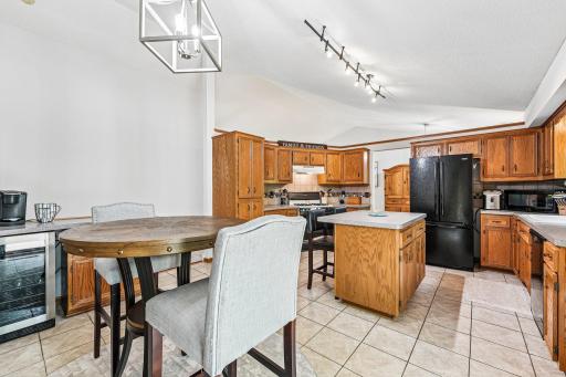 Eat-in Counter and Breakfast Area with Beverage Bar Area