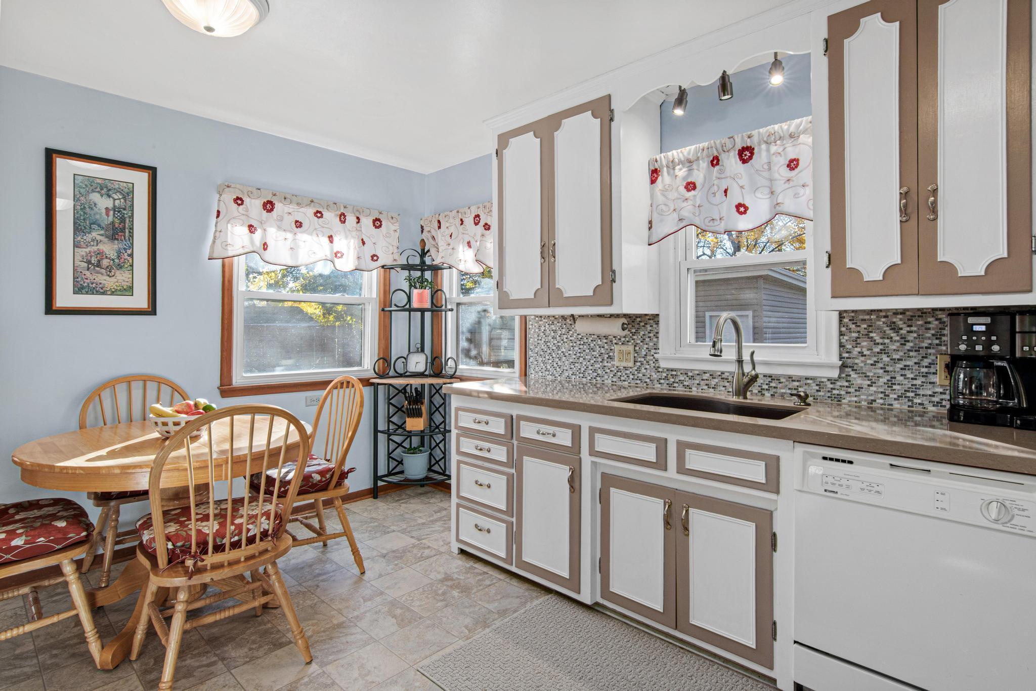 Lovely backsplash