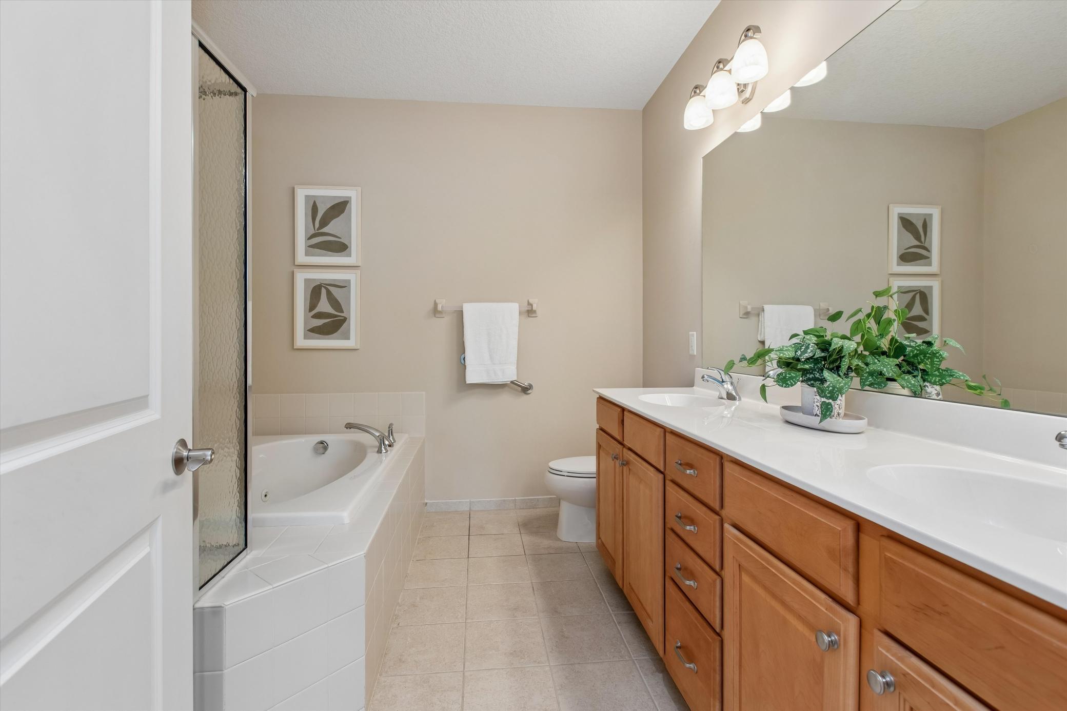 En suite with separate shower and bathtub