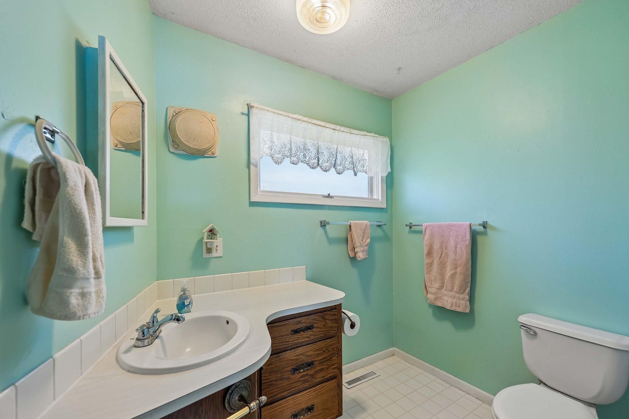 24-web-or-mls-W Elm St-S2504-024.jpg