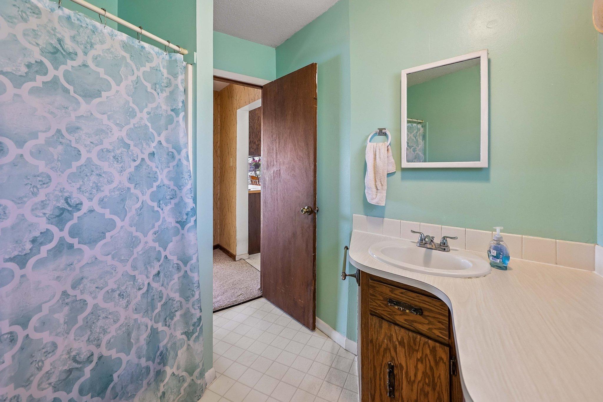 25-web-or-mls-W Elm St-S2504-025.jpg