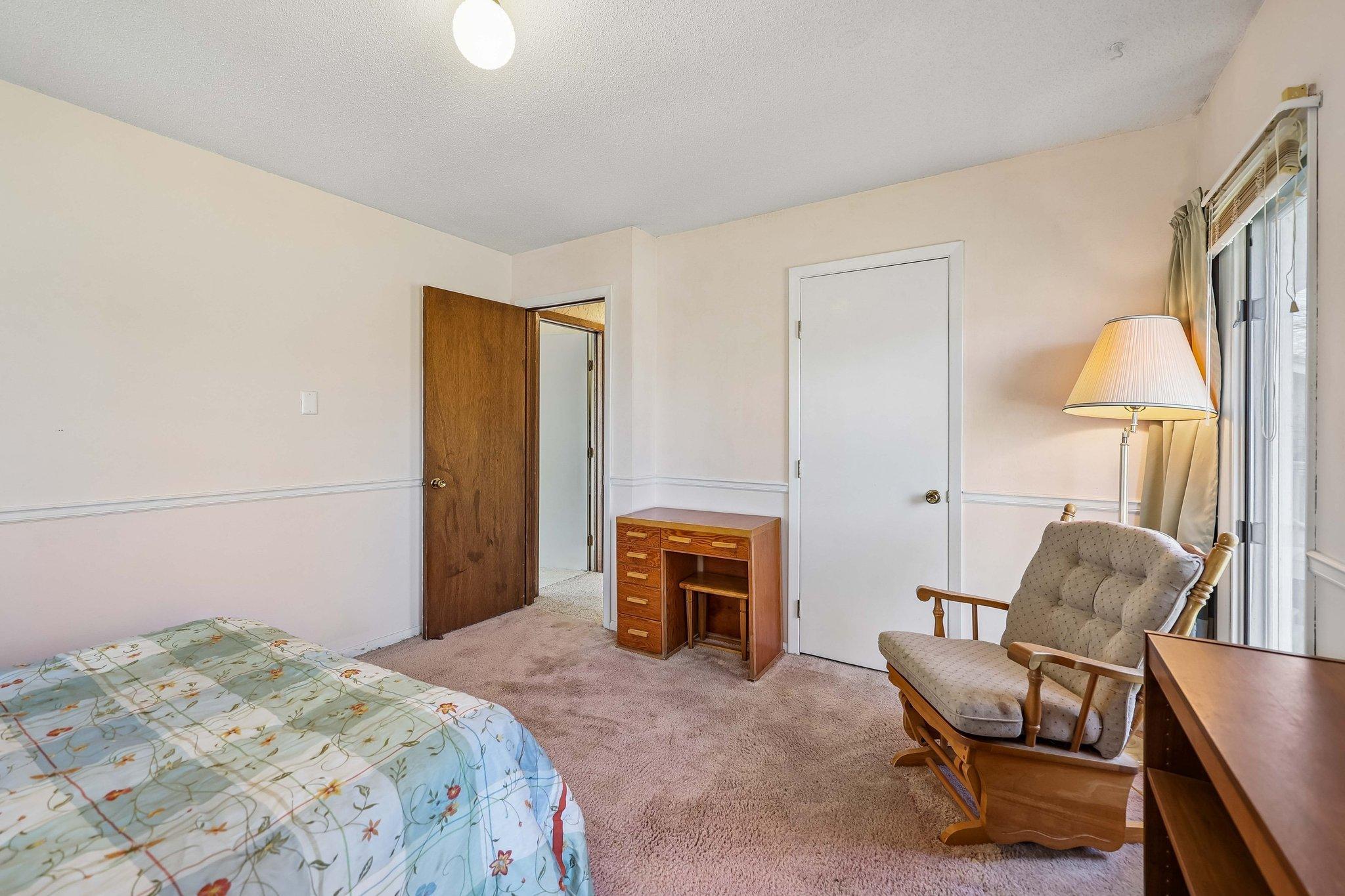 20-web-or-mls-W Elm St-S2504-020.jpg