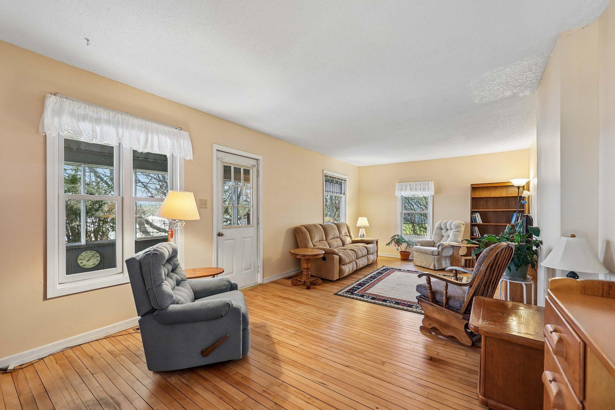 6-web-or-mls-W Elm St-S2504-006.jpg