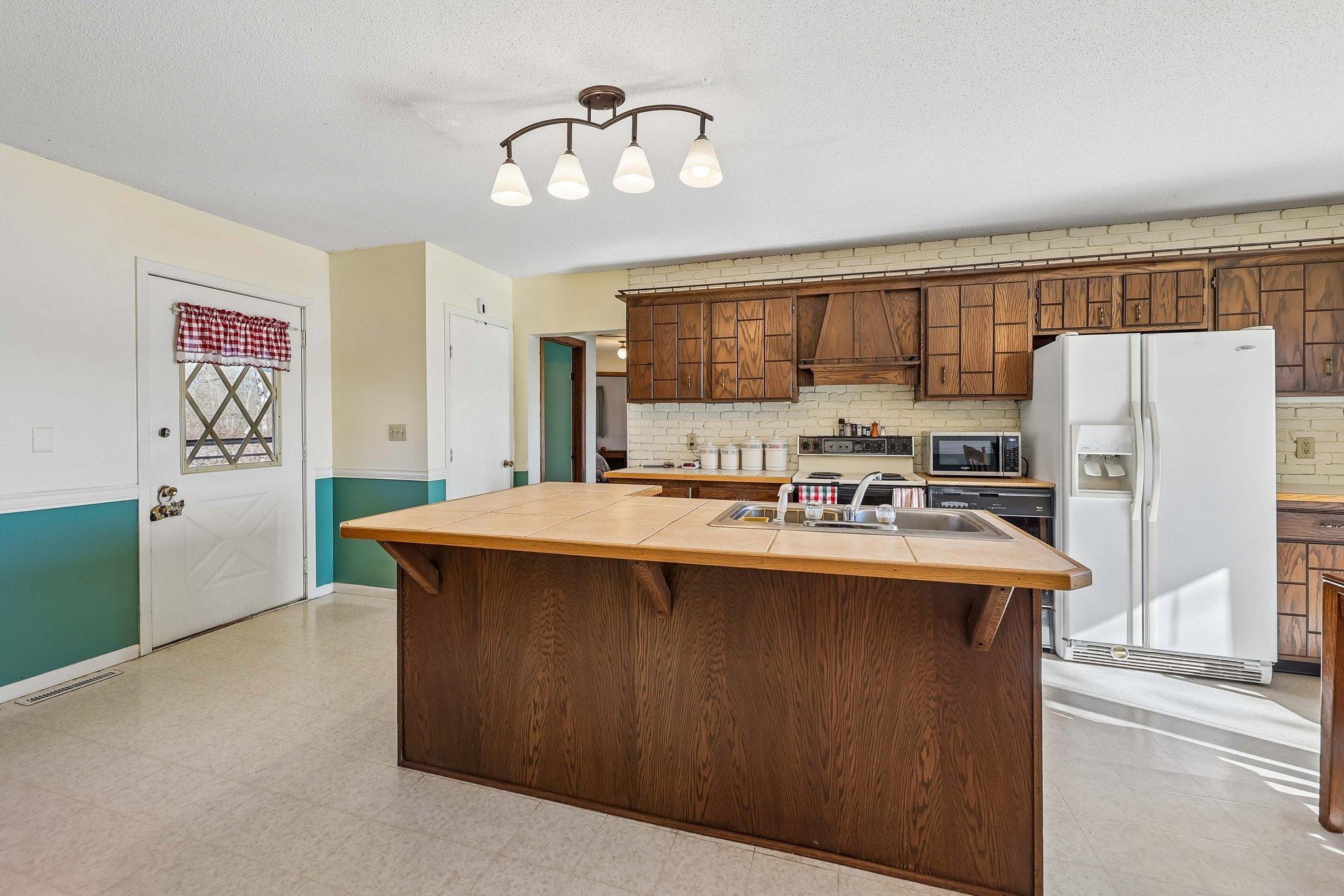 12-web-or-mls-W Elm St-S2504-012.jpg