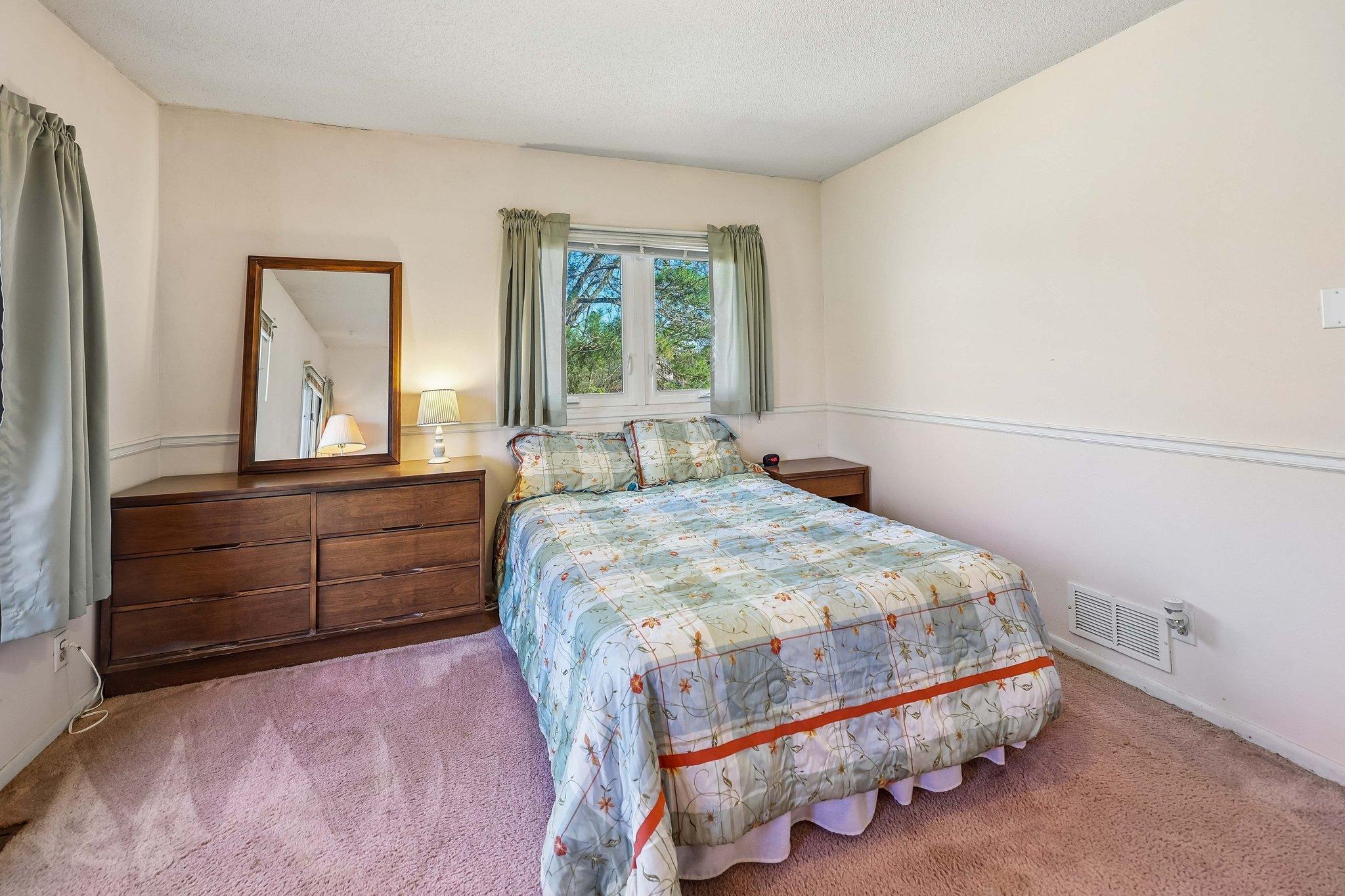 19-web-or-mls-W Elm St-S2504-019.jpg