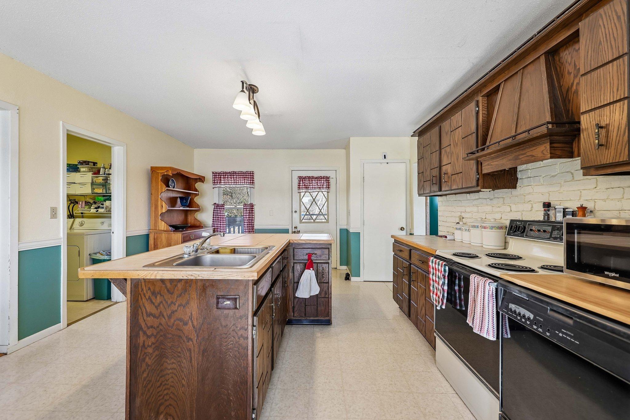 11-web-or-mls-W Elm St-S2504-011.jpg