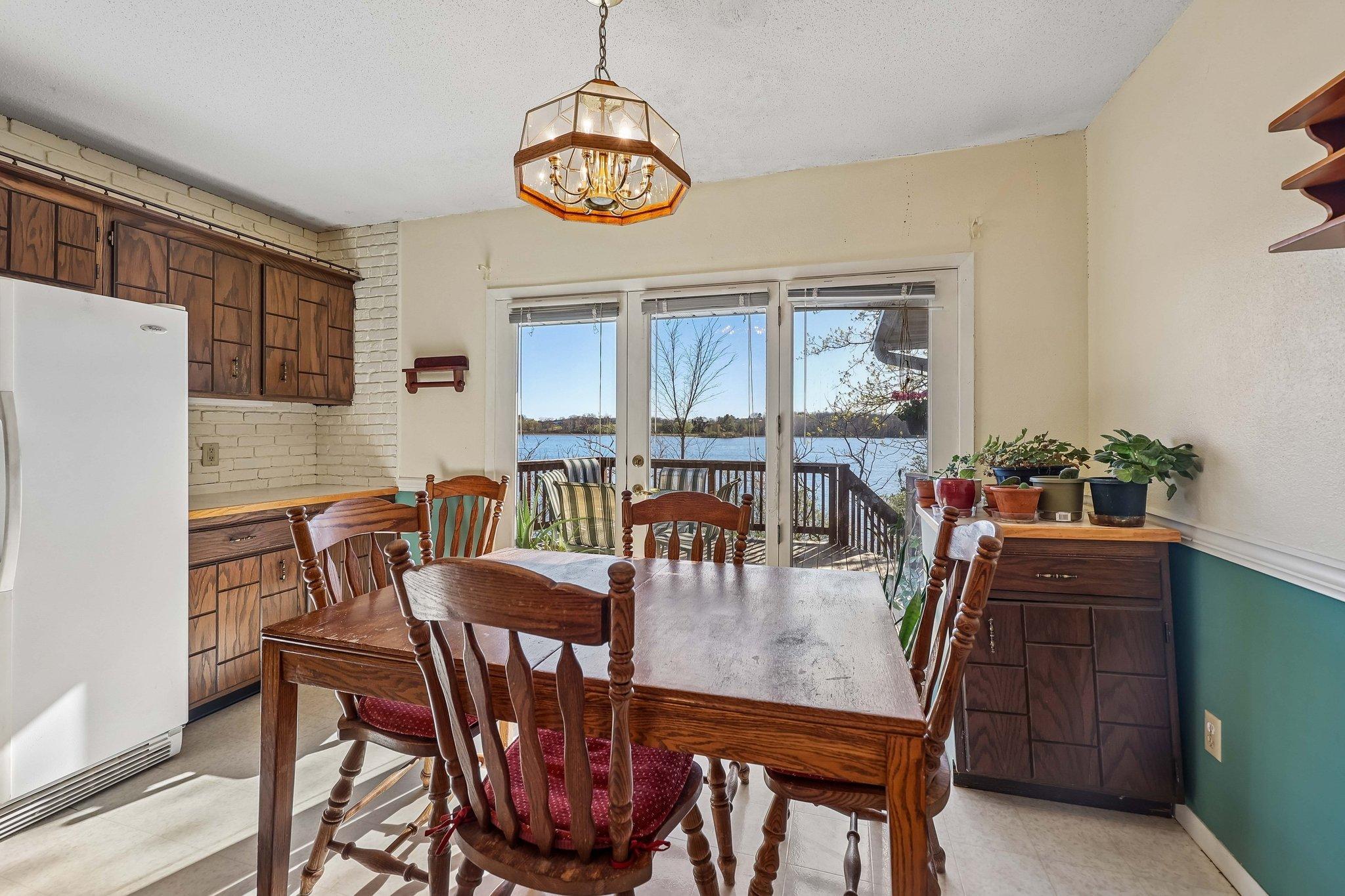7-web-or-mls-W Elm St-S2504-007.jpg