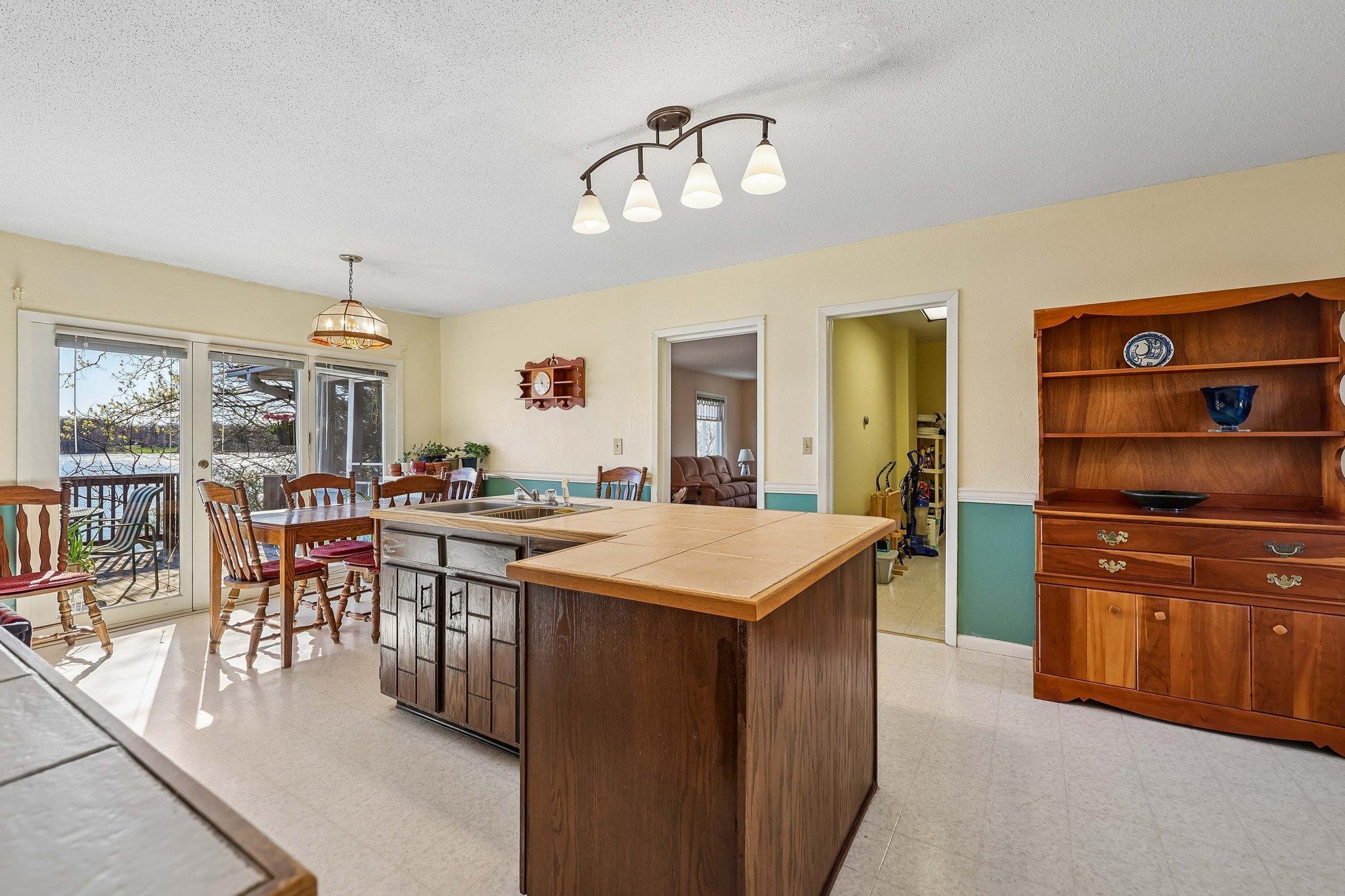 9-web-or-mls-W Elm St-S2504-009.jpg