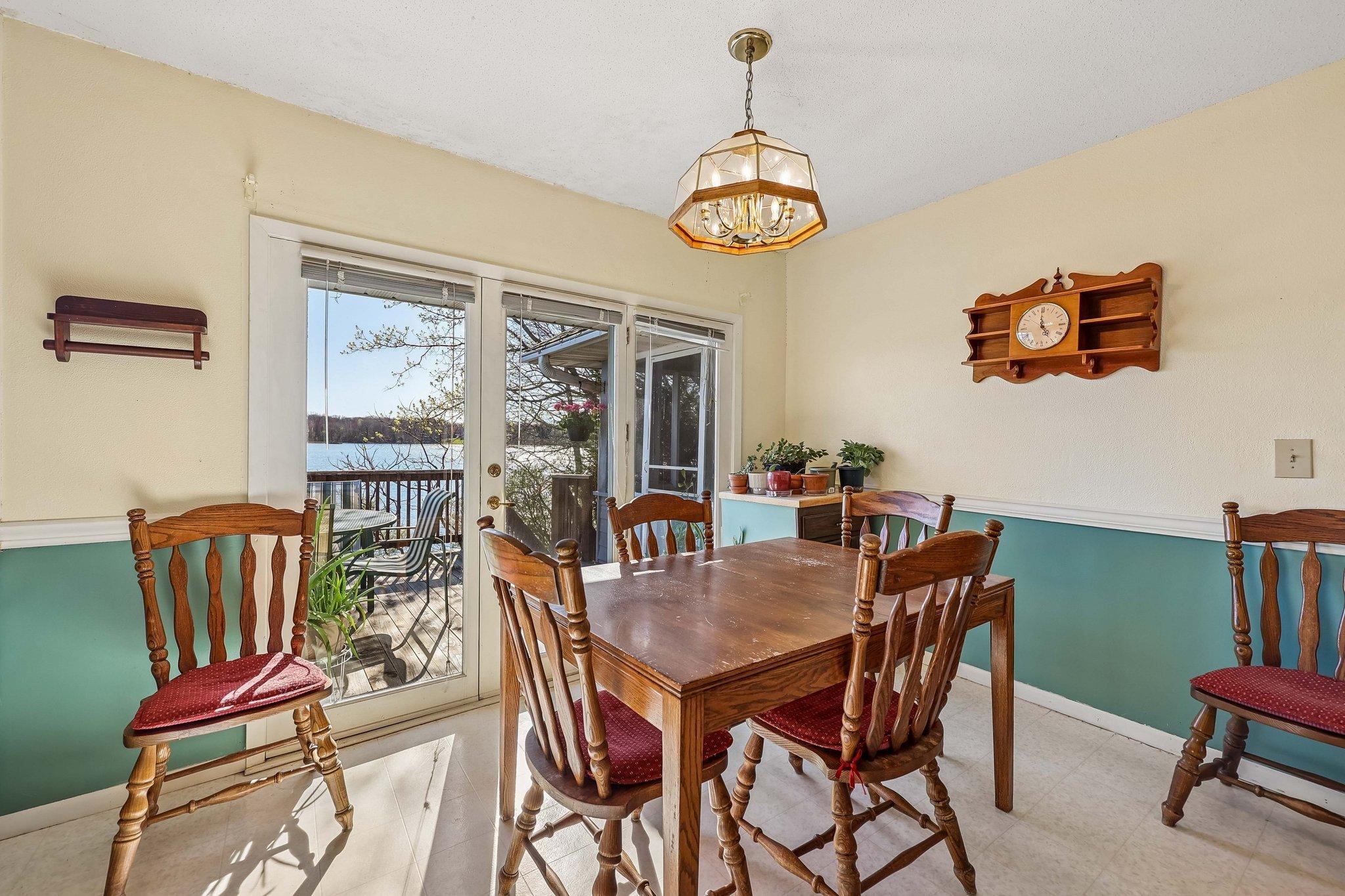 8-web-or-mls-W Elm St-S2504-008.jpg