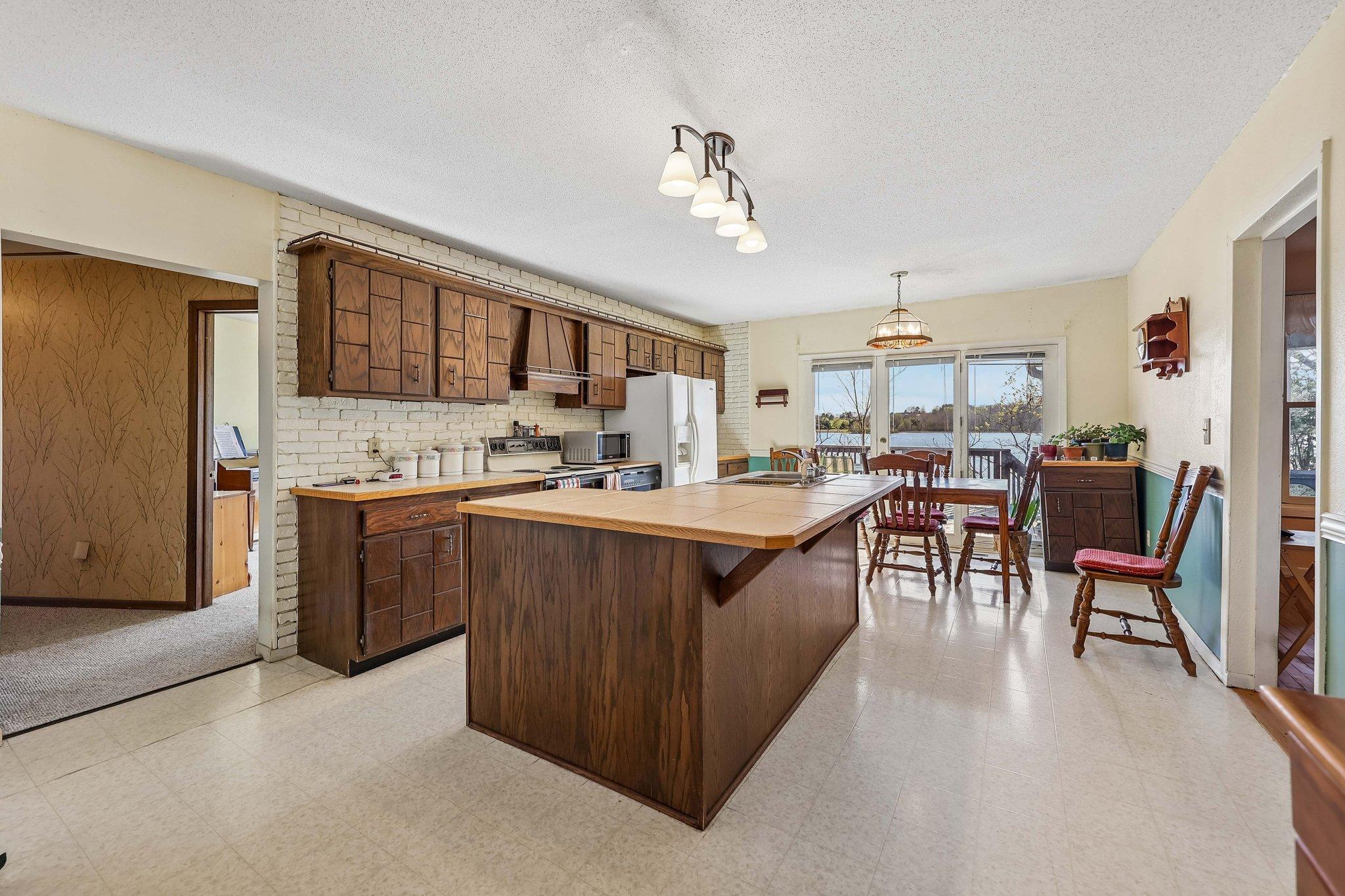 10-web-or-mls-W Elm St-S2504-010.jpg
