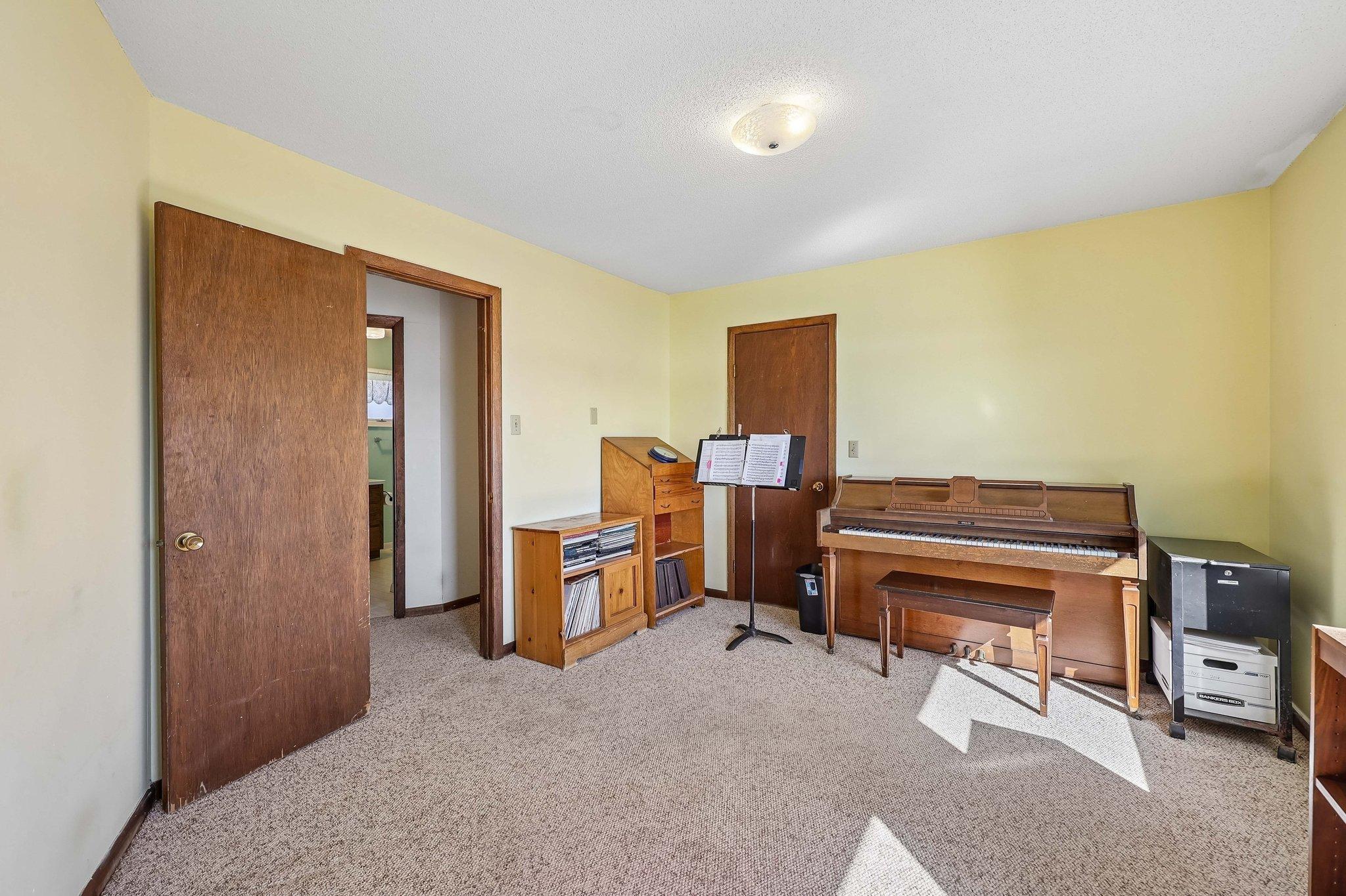16-web-or-mls-W Elm St-S2504-016.jpg