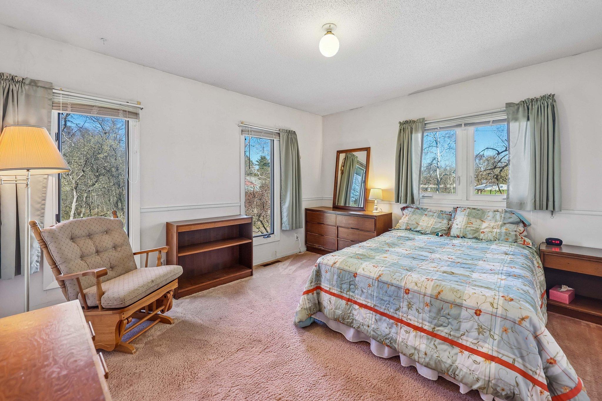 18-web-or-mls-W Elm St-S2504-018.jpg