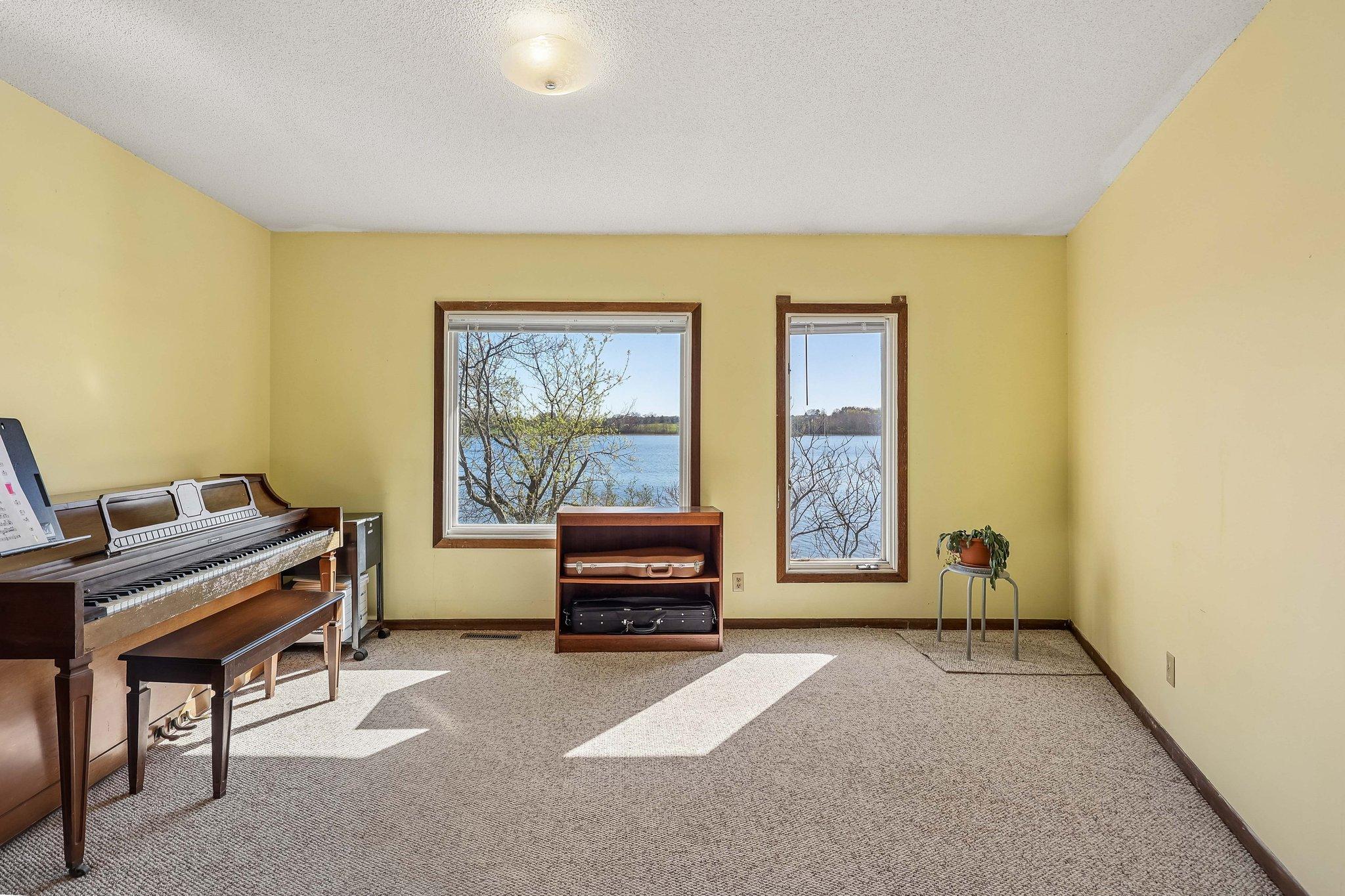 17-web-or-mls-W Elm St-S2504-017.jpg