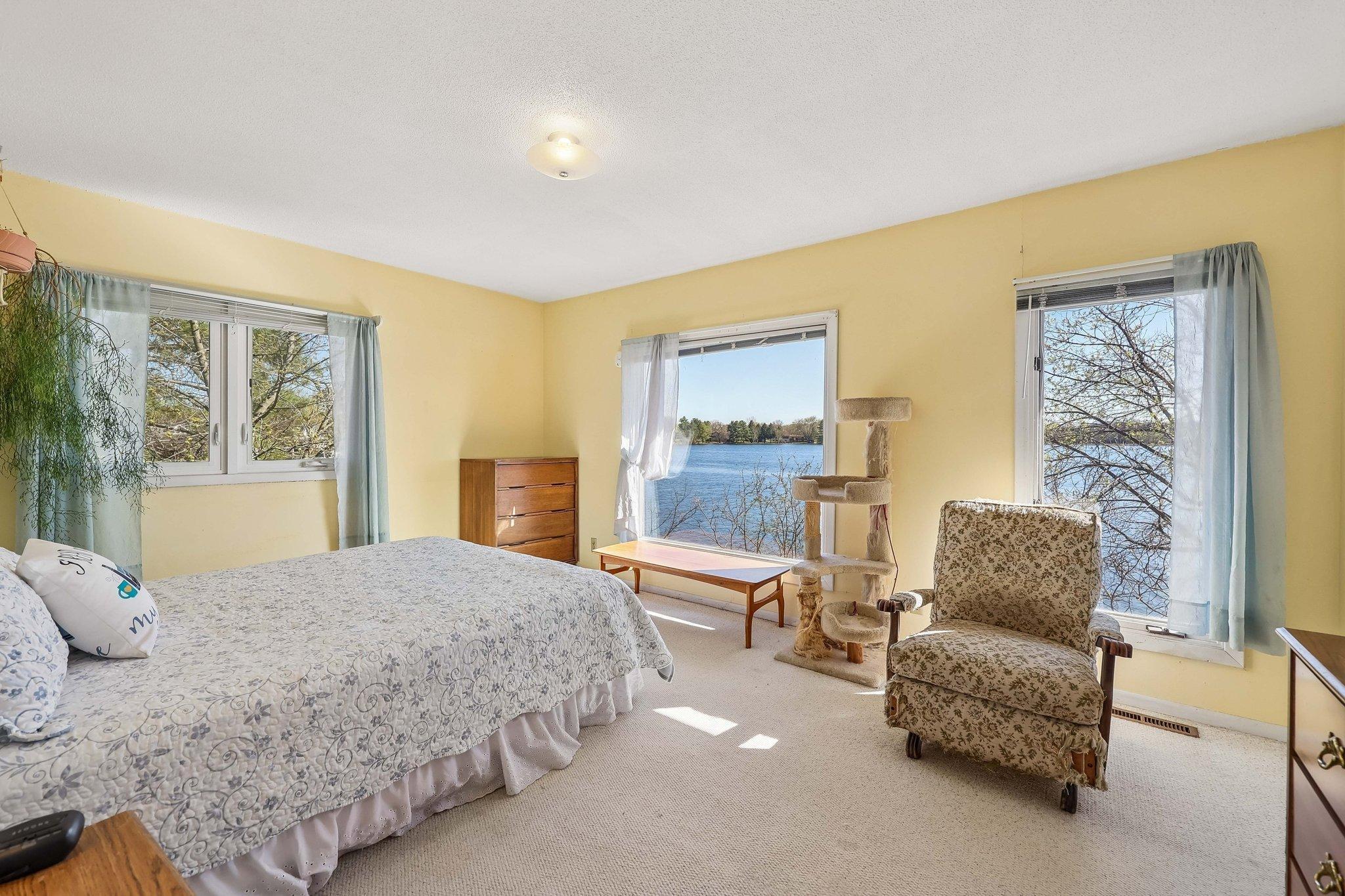 21-web-or-mls-W Elm St-S2504-021.jpg