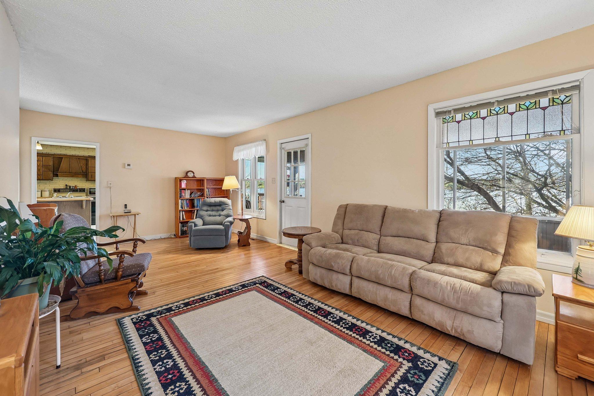 4-web-or-mls-W Elm St-S2504-004.jpg