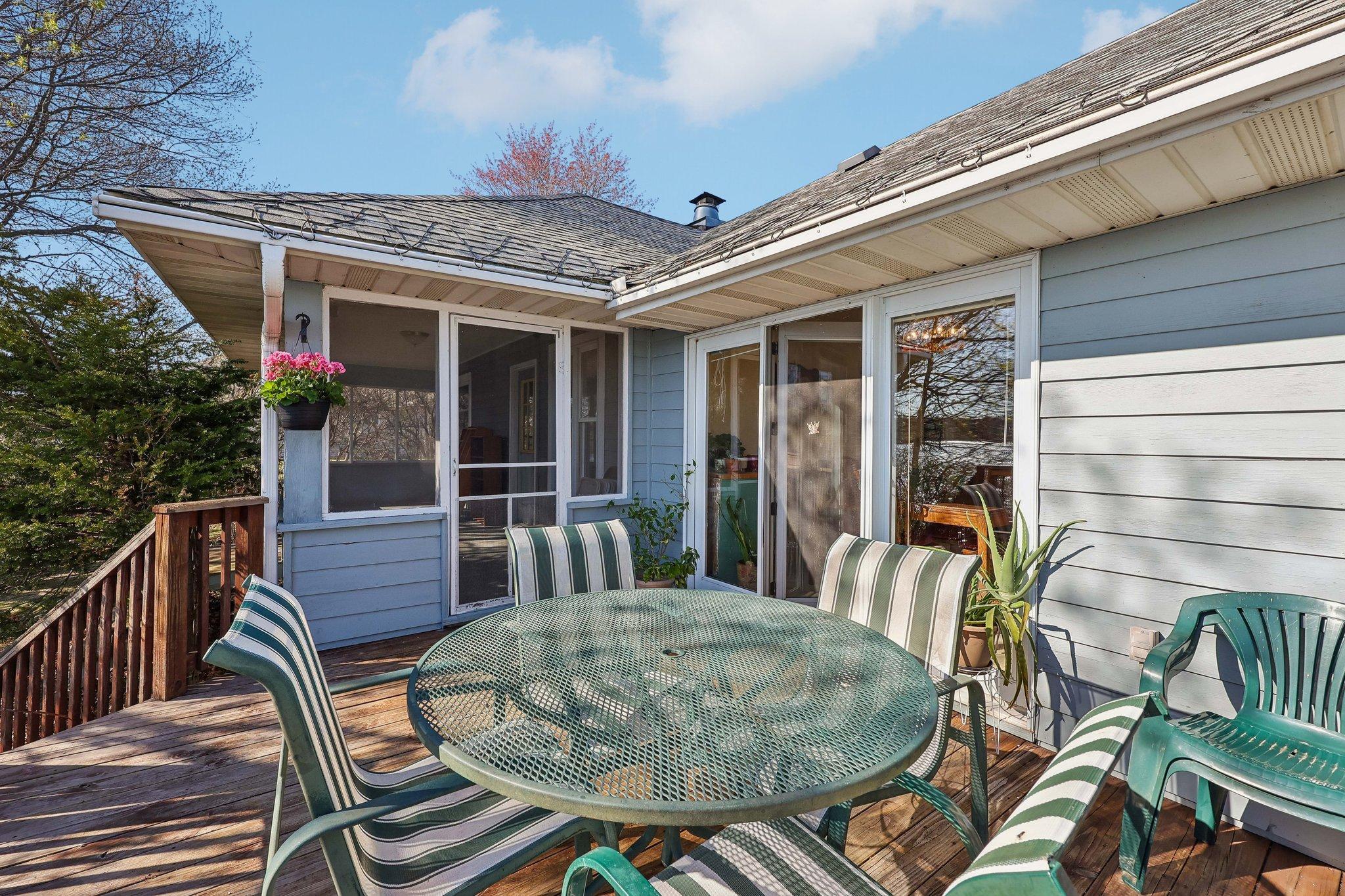 31-web-or-mls-W Elm St-S2504-031.jpg