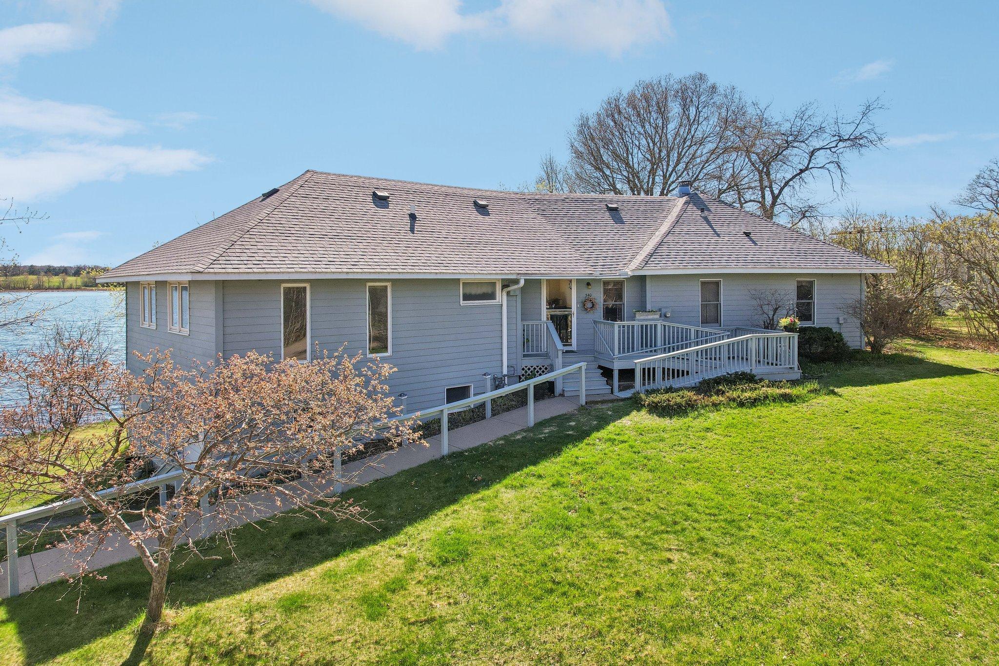 34-web-or-mls-W Elm St-S2504-034.jpg