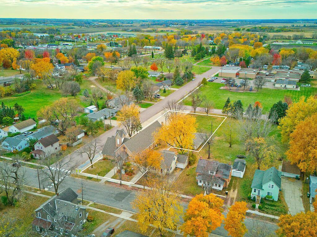 410 1st St N Winsted MN 55395 USA-071-016-64a-MLS_Size.jpg