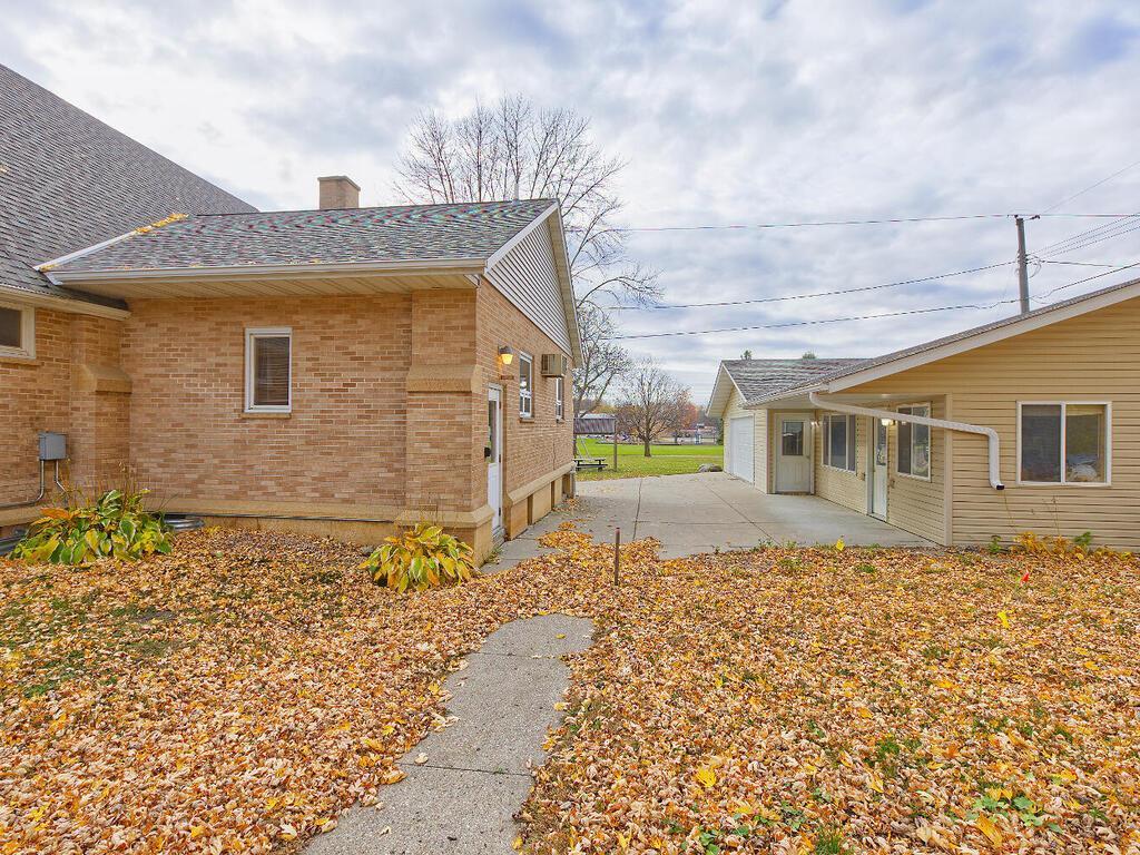 410 1st St N Winsted MN 55395 USA-073-075-66-MLS_Size.jpg