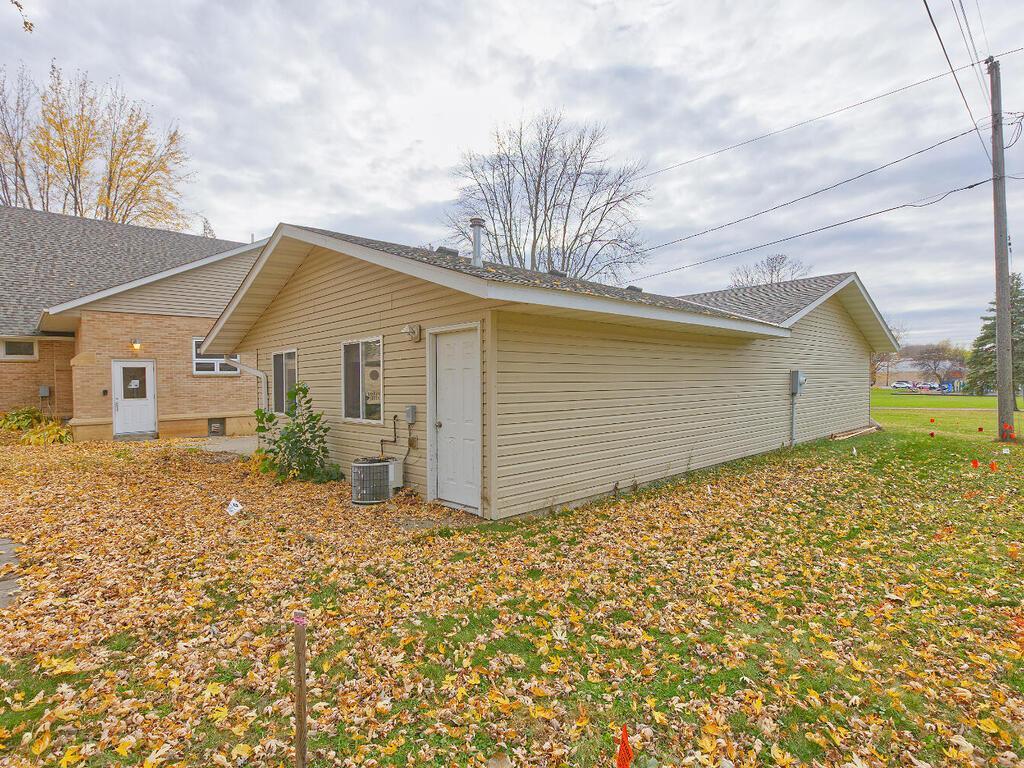 410 1st St N Winsted MN 55395 USA-078-057-70-MLS_Size.jpg