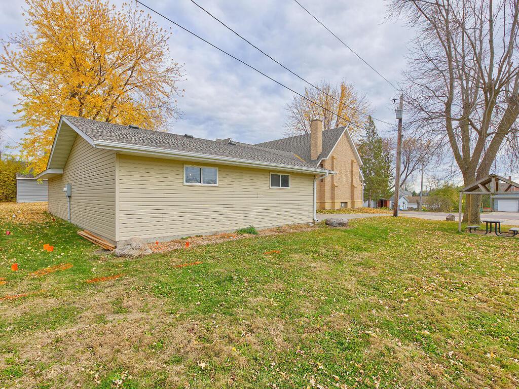 410 1st St N Winsted MN 55395 USA-079-024-71-MLS_Size.jpg