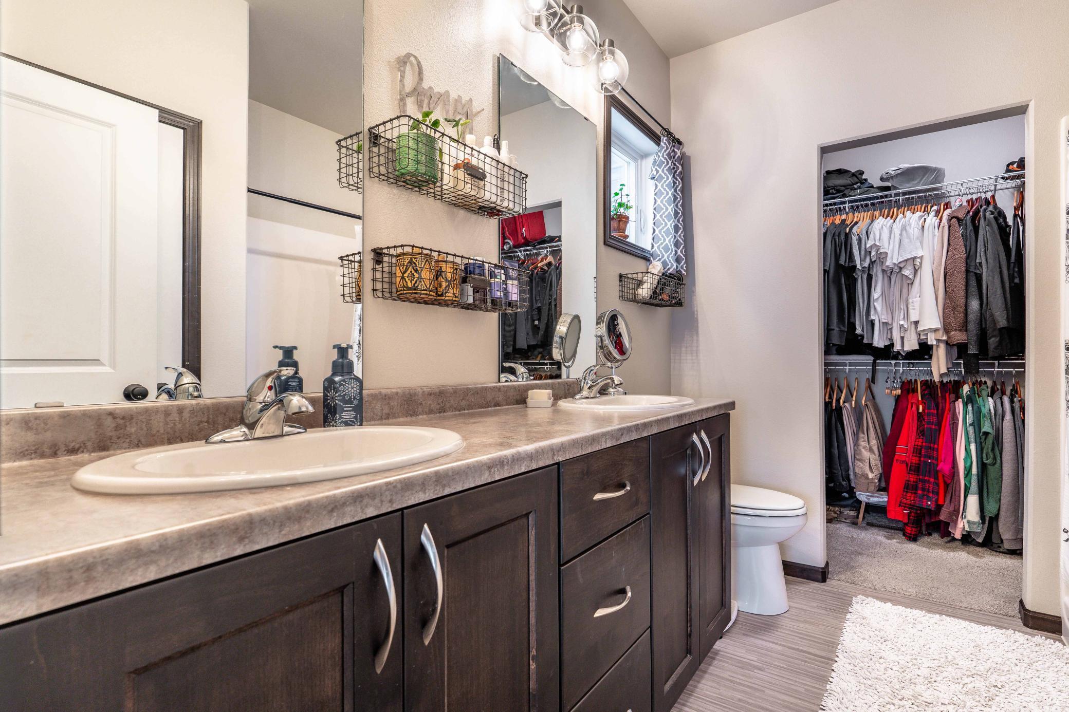 Primary Bath w/ dbl sinks