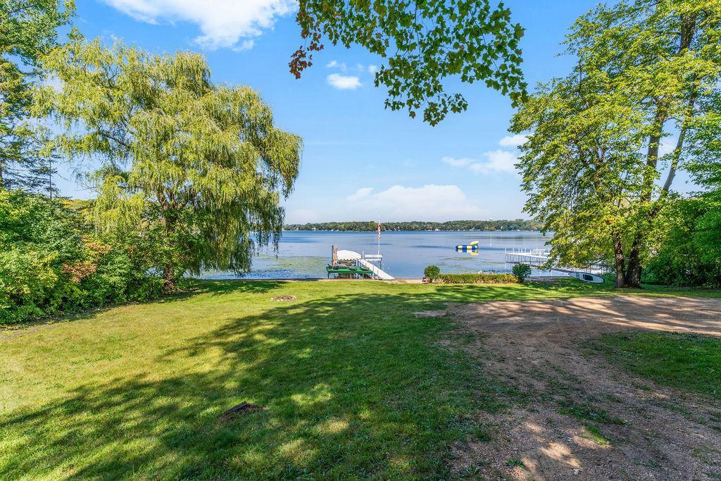 Expansive lake lawn!