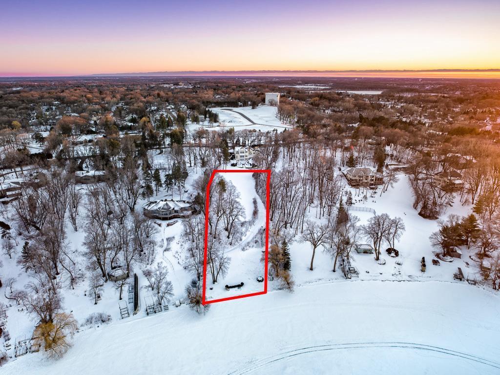 A rare and valuable amenity is the ability to drive all the way to the lakeshore!