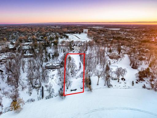 A rare and valuable amenity is the ability to drive all the way to the lakeshore!
