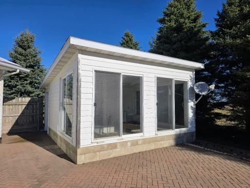 Grow your own vegtables & flowers with this awesome green house. 16 x 20.