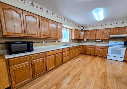 Plenty of cabinet and counterspace is not going to be a problem in this kitchen!