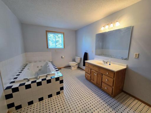 Ceramic tile bath with whirlpool tub