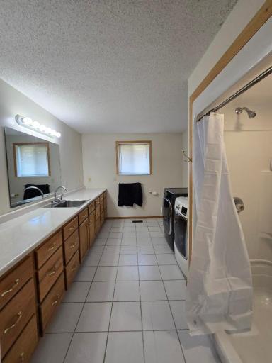 2nd bath & laundry room. 9.5x16