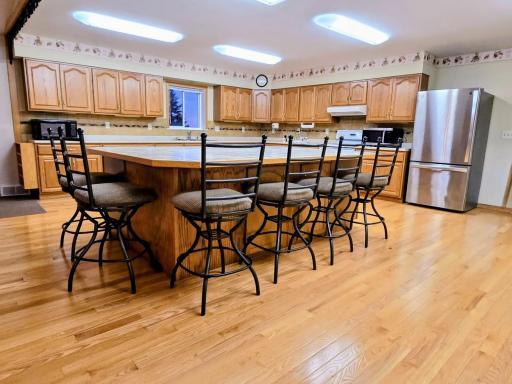 Great dining bar/table -bar stools included