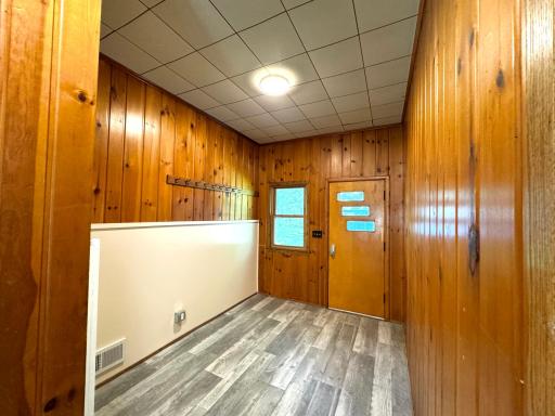Entryway off garage w/ walkthrough to backyard