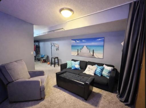 Family Room -The decorated pillows, throw and picture are created by an AI.