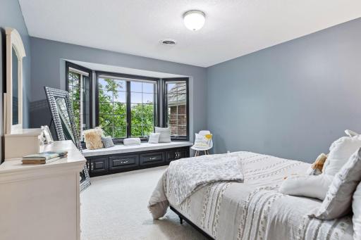 10 Apple Orchard Court, Saint Paul, MN 55110