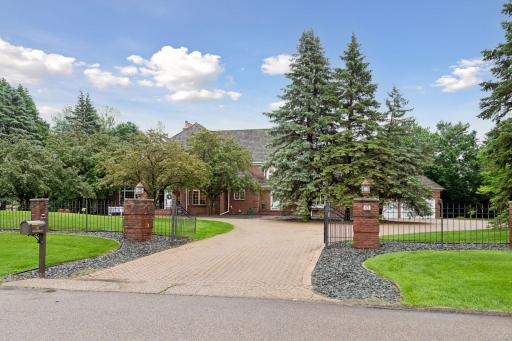 10 Apple Orchard Court, Saint Paul, MN 55110