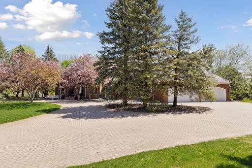 10 Apple Orchard Court, Saint Paul, MN 55110