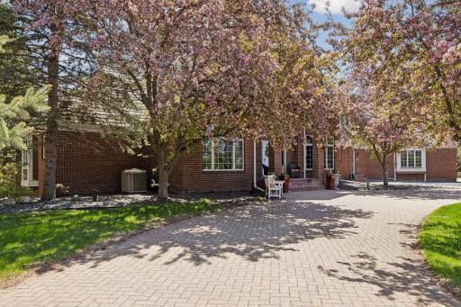 10 Apple Orchard Court, Saint Paul, MN 55110