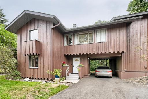 Welcome home to 1540 S Timber Ridge in Fridley!
