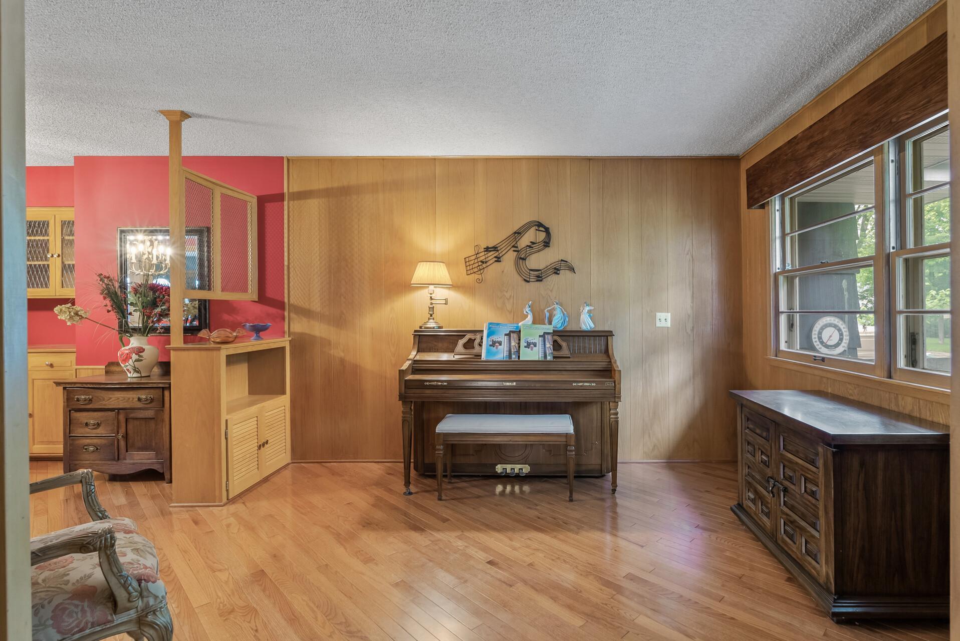 Room off front entry-Great office space or kids play area. (has french doors to close off room)