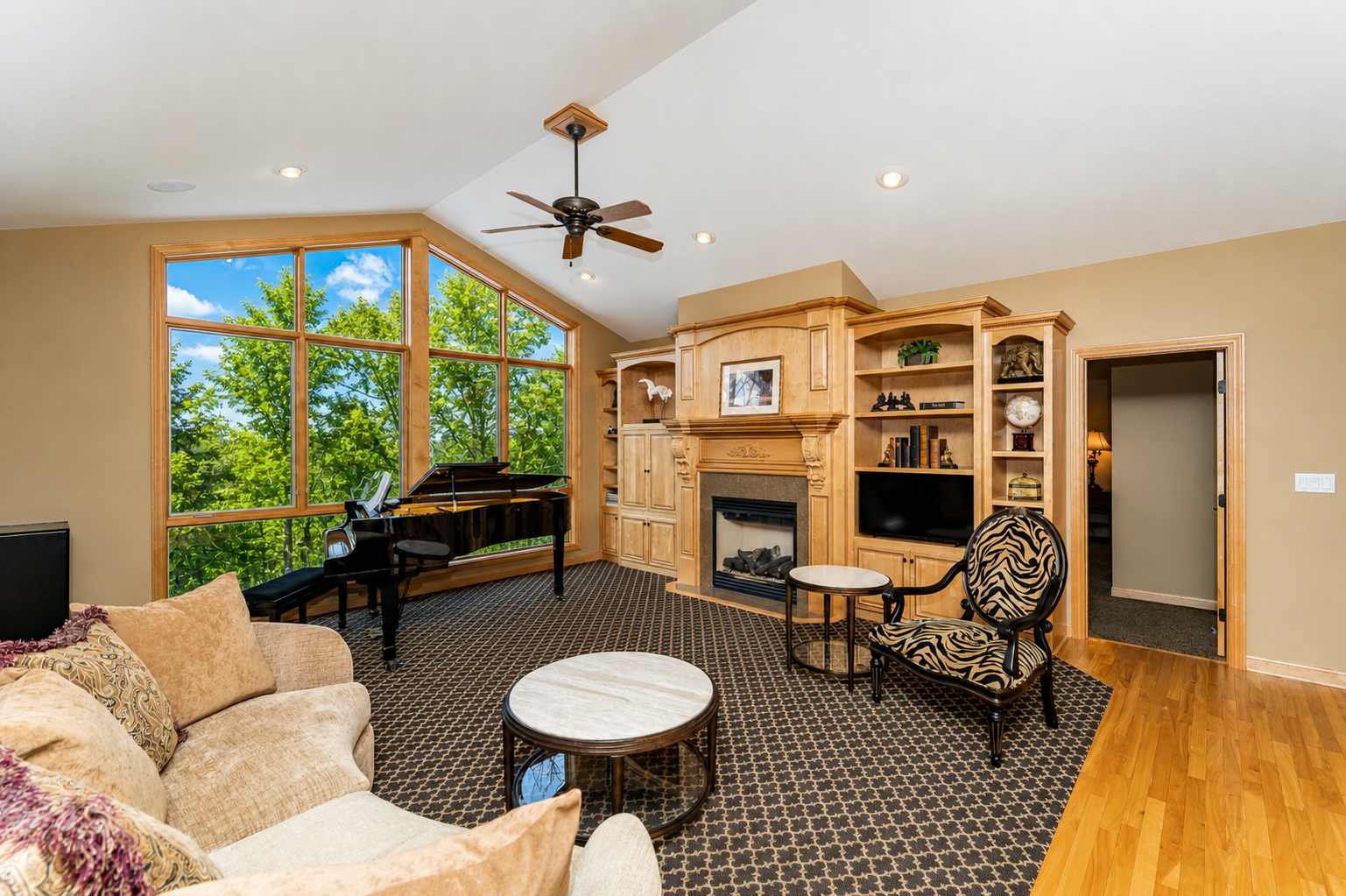 Picturesque windows in the living room - AIG