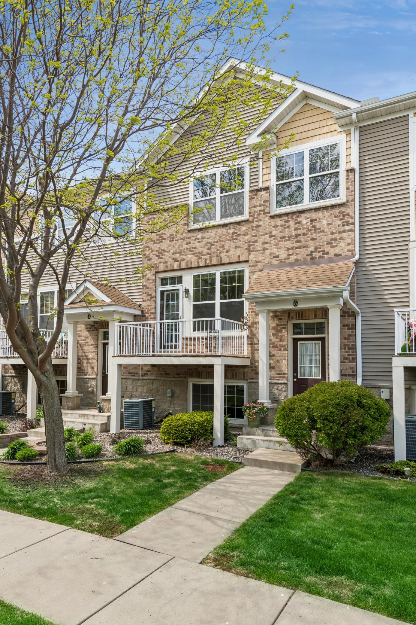Enjoy the beautiful landscaping without needing to spend time taking care of it! Neighborhood professionally maintained all year round.