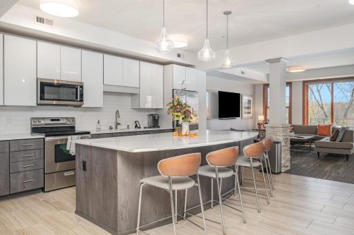 Resort-style amenities: a fully equipped community room and tables to dine or play games.