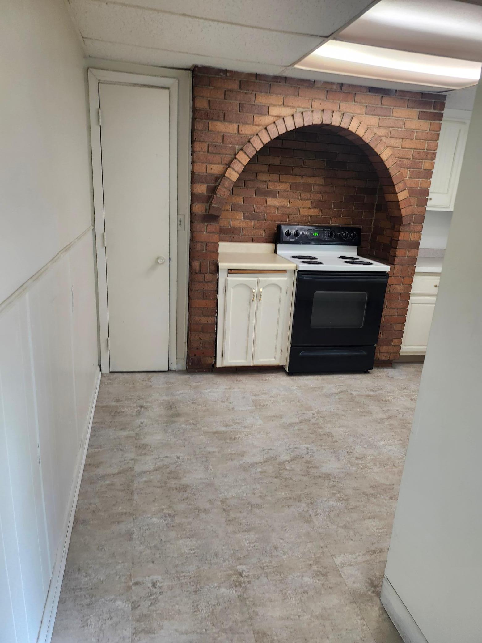 1747 Kitchen w/new flooring