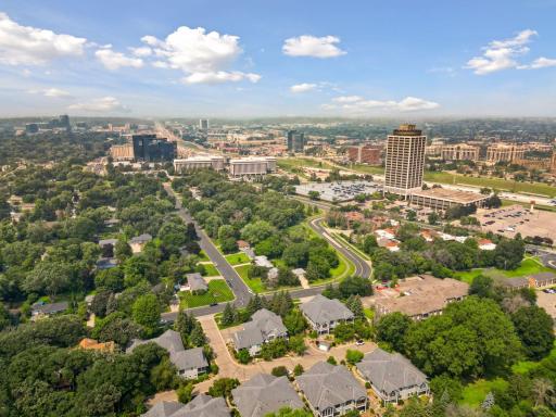 LOCATION LOCATION LOCATION!!!!! Steps to Edina and 494/ York area shopping